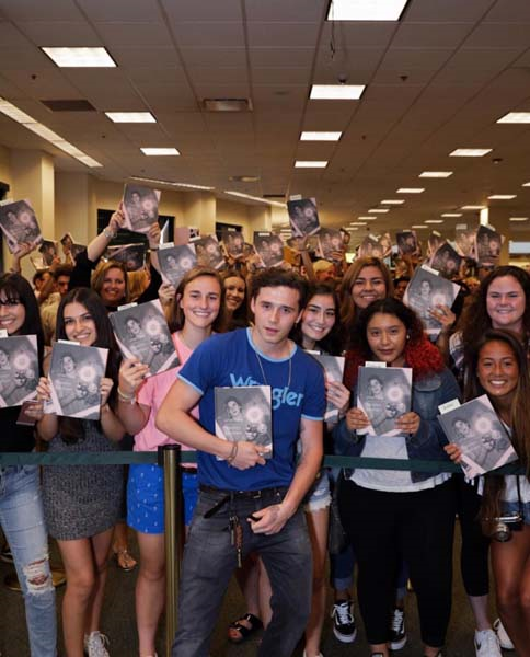 BROOKLYN BECKHAM KİTAP ÇIKARDI