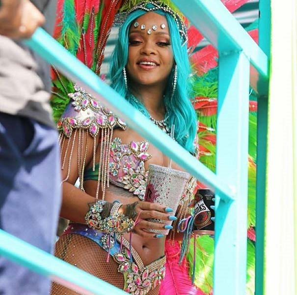 RIHANNA FESTİVAL KOSTÜMÜYLE GÜNDEME OTURDU
