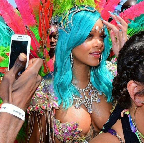 RIHANNA FESTİVAL KOSTÜMÜYLE GÜNDEME OTURDU