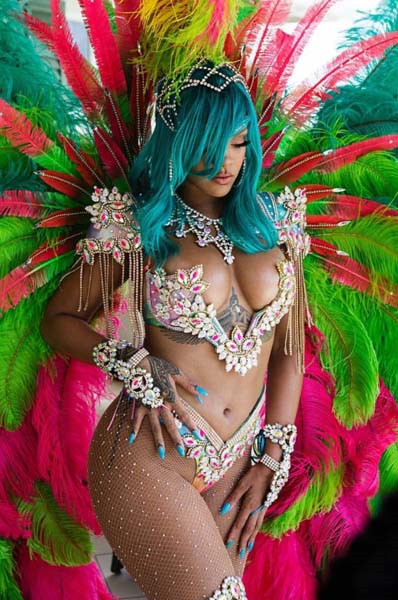 RIHANNA FESTİVAL KOSTÜMÜYLE GÜNDEME OTURDU