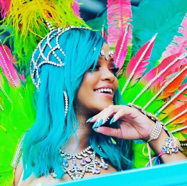 RIHANNA FESTİVAL KOSTÜMÜYLE GÜNDEME OTURDU