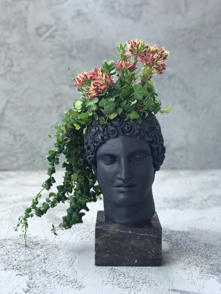 MELDA KAMHİ KOSİF, HEYKEL TASARLADI