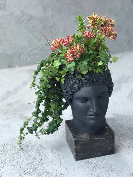 MELDA KAMHİ KOSİF, HEYKEL TASARLADI