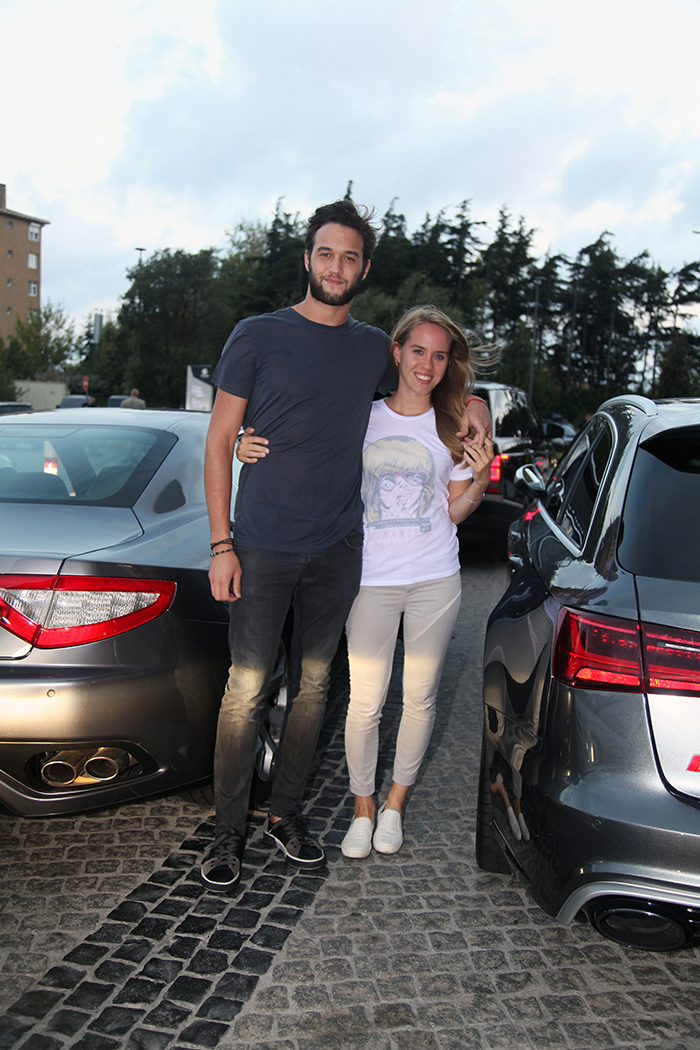 KARDEŞLER AKŞAM YEMEĞİNDE