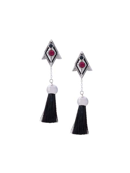 BAŞROLDE SALLANTILI KÜPELER