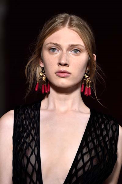 BAŞROLDE SALLANTILI KÜPELER