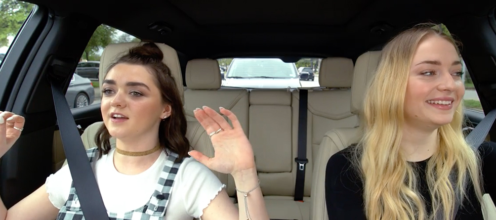 ARYA VE SANSA STARK KARDEŞLER CARPOOL KARAOKE’DE