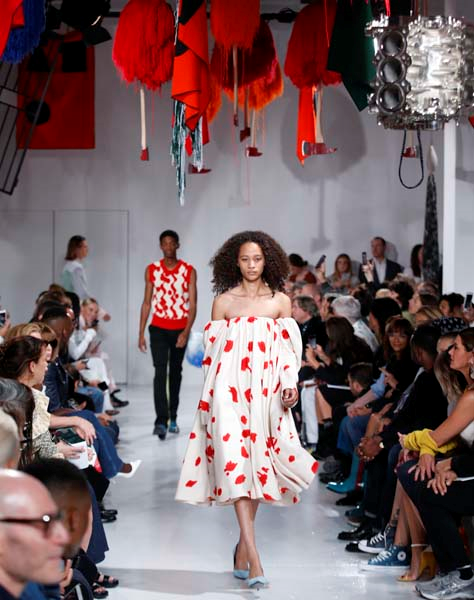 CALVIN KLEIN 2018 İLKBAHAR-YAZ DEFİLESİ