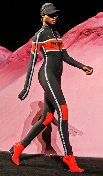 PUMA DEFİLESİNDE RIHANNA ŞOV