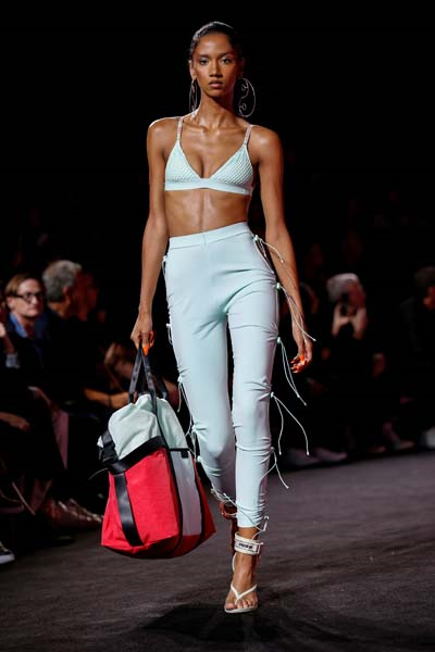 PUMA DEFİLESİNDE RIHANNA ŞOV