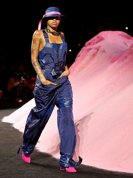 PUMA DEFİLESİNDE RIHANNA ŞOV