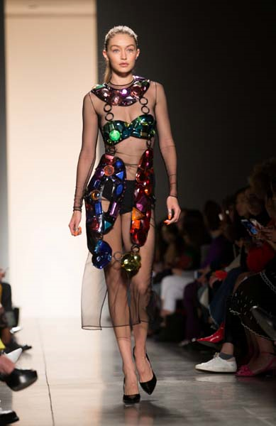 PODYUMLARIN VAZGEÇİLMEZİ: GIGI HADID