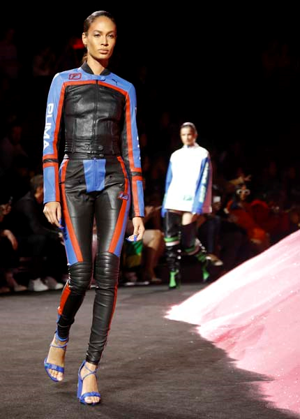 PUMA DEFİLESİNDE RIHANNA ŞOV