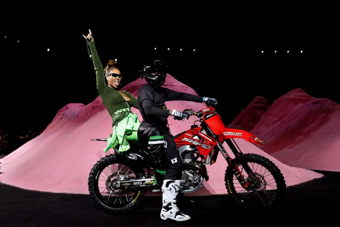 PUMA DEFİLESİNDE RIHANNA ŞOV