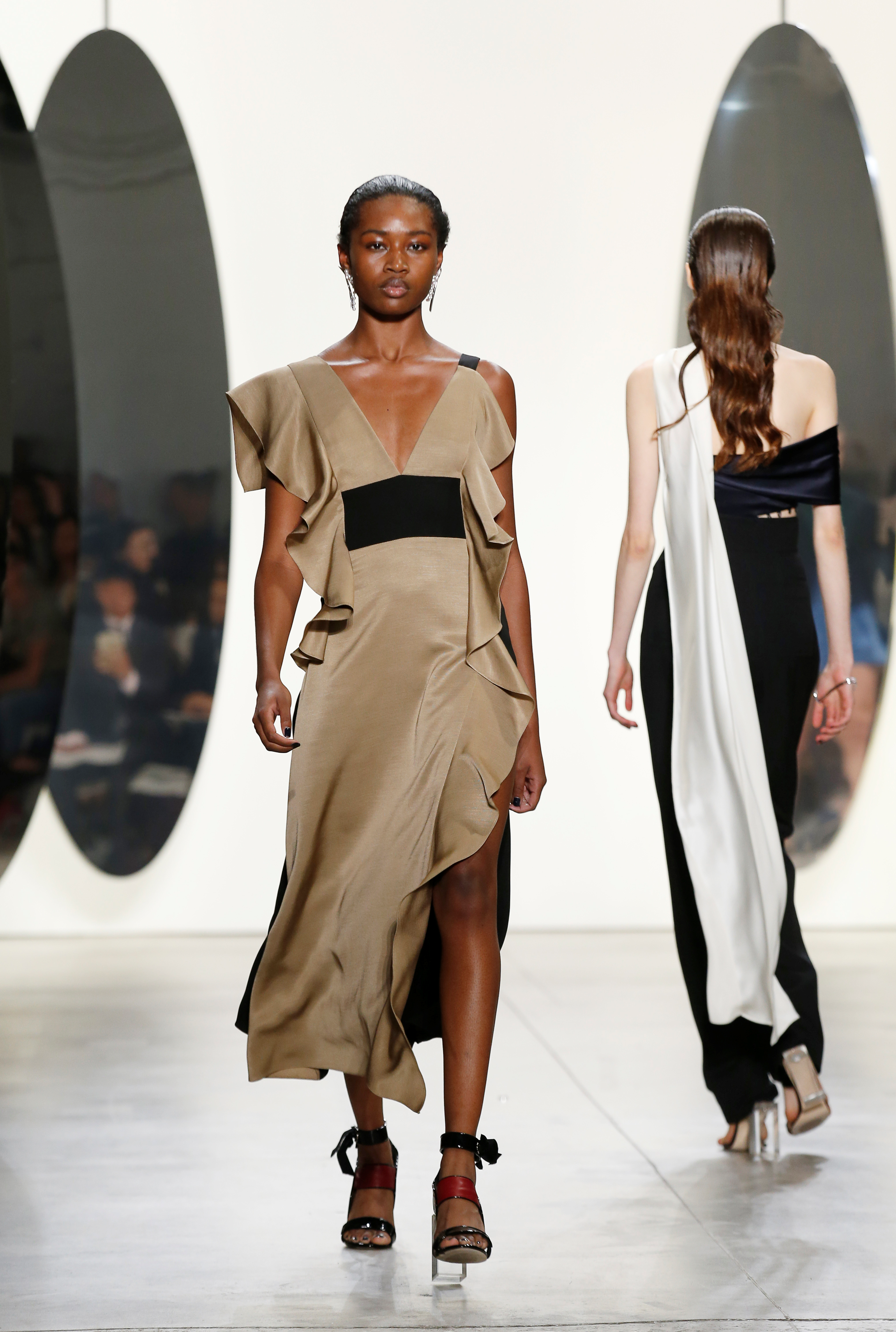 PRABAL GURUNG 2018 İLKBAHAR-YAZ DEFİLESİ