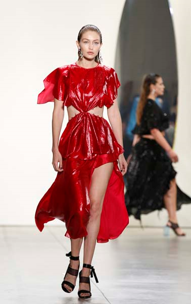 PODYUMLARIN VAZGEÇİLMEZİ: GIGI HADID