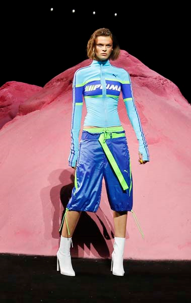 PUMA DEFİLESİNDE RIHANNA ŞOV