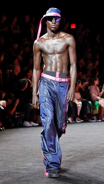 PUMA DEFİLESİNDE RIHANNA ŞOV