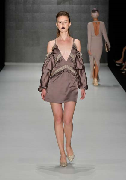 MBFW ISTANBUL BİRİNCİ GÜN DEFİLELERİ