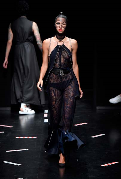 MBFW ISTANBUL BİRİNCİ GÜN DEFİLELERİ