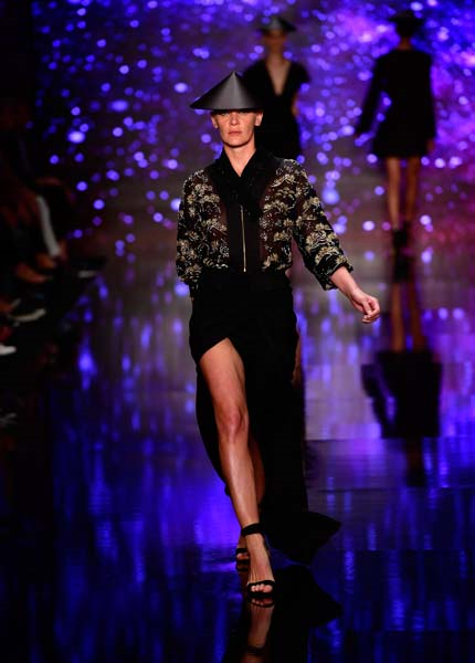 MBFW ISTANBUL ÖZGÜR MASUR DEFİLESİ