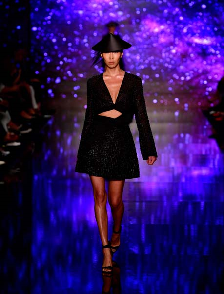 MBFW ISTANBUL ÖZGÜR MASUR DEFİLESİ