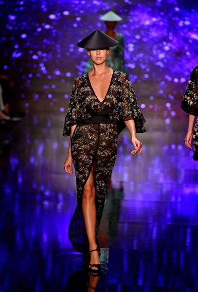 MBFW ISTANBUL ÖZGÜR MASUR DEFİLESİ