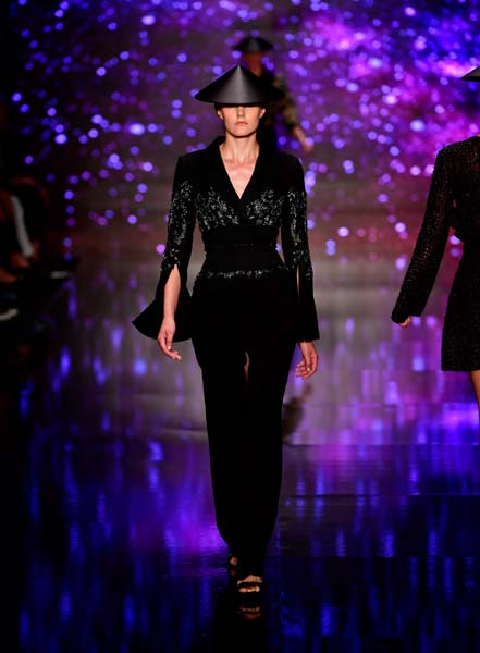 MBFW ISTANBUL ÖZGÜR MASUR DEFİLESİ