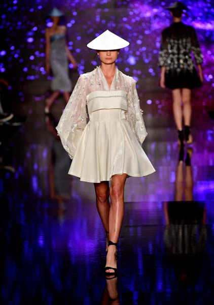 MBFW ISTANBUL ÖZGÜR MASUR DEFİLESİ