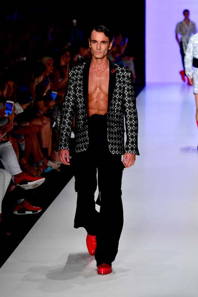 MBFW ISTANBUL EMRE ERDEMOĞLU DEFİLESİ
