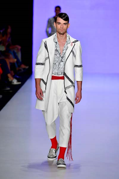 MBFW ISTANBUL EMRE ERDEMOĞLU DEFİLESİ