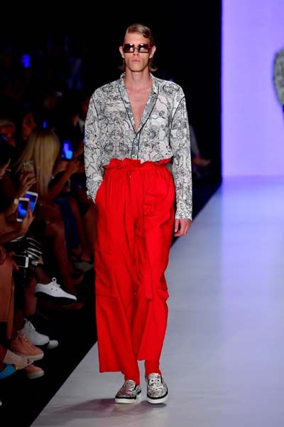 MBFW ISTANBUL EMRE ERDEMOĞLU DEFİLESİ