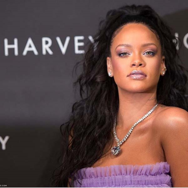 LEYLAKLAR İÇİNDE RIHANNA