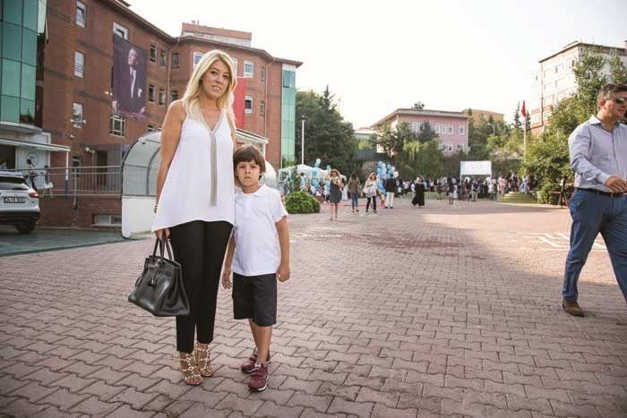ÜNLÜ ANNELER VE ÇOCUKLARI OKUL YOLUNDA