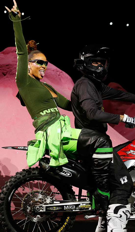 PUMA DEFİLESİNDE RIHANNA ŞOV