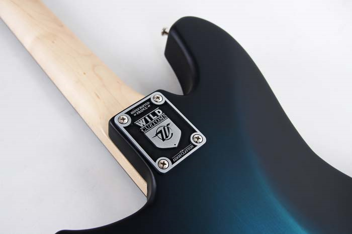 ADAM CLAYTONA ÖZEL GİTAR TASARLANDI