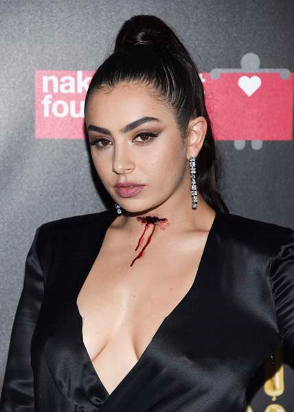  AMFARDA DİKKAT ÇEKEN SAÇ MODELLERİ 