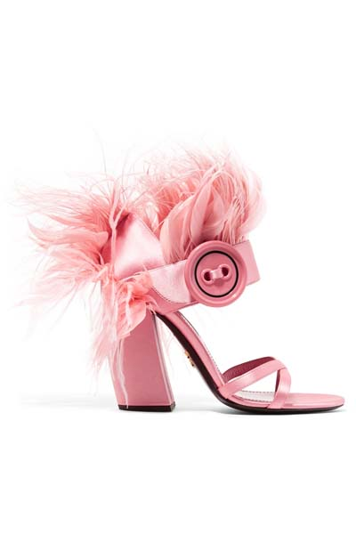 IŞILTILI AYAKKABILARLA CESUR ADIMLAR