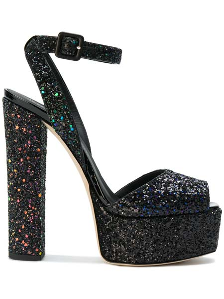 IŞILTILI AYAKKABILARLA CESUR ADIMLAR