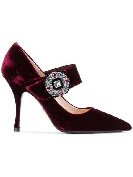 IŞILTILI AYAKKABILARLA CESUR ADIMLAR