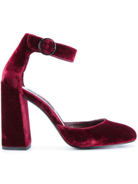 IŞILTILI AYAKKABILARLA CESUR ADIMLAR