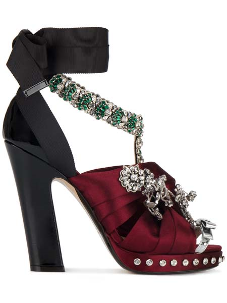 IŞILTILI AYAKKABILARLA CESUR ADIMLAR