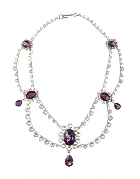 FİLMLERDEKİ MÜCEVHERLER SATILDI