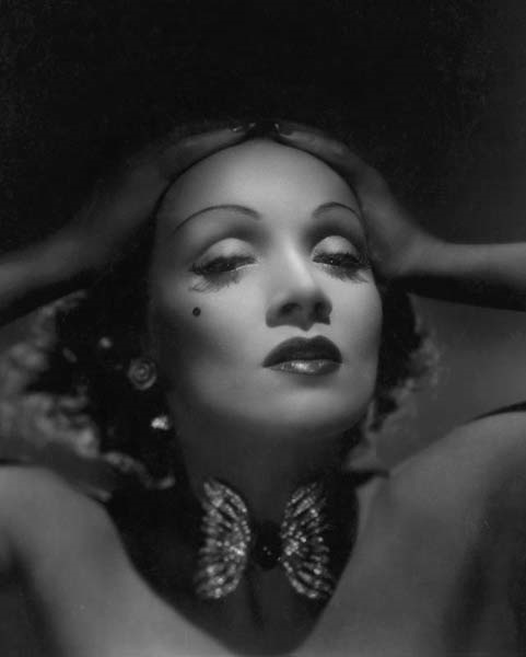 FİLMLERDEKİ MÜCEVHERLER SATILDI