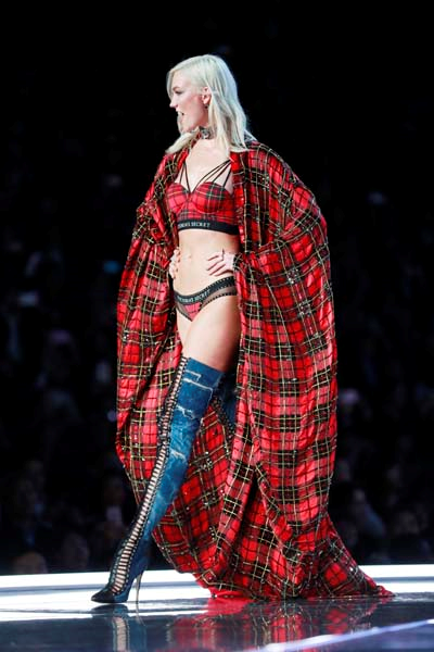 VICTORIAS SECRET FASHION SHOW NEFES KESTİ