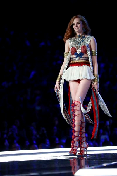 VICTORIAS SECRET FASHION SHOW NEFES KESTİ