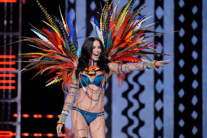 VICTORIAS SECRET FASHION SHOW NEFES KESTİ