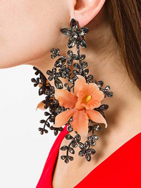 DETAYLARDAKİ GÖSTERİŞ