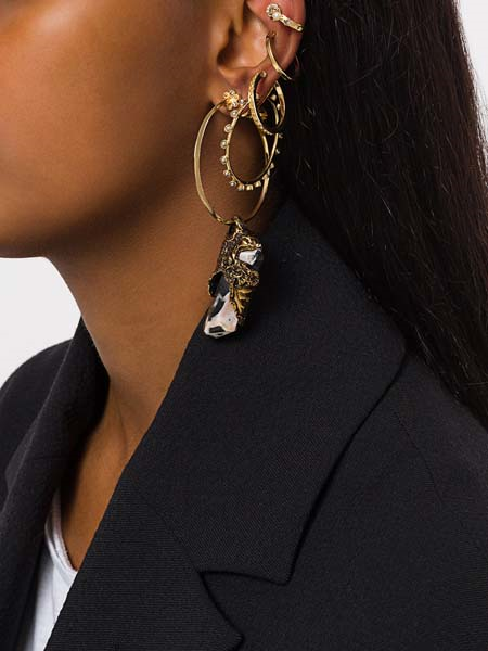 DETAYLARDAKİ GÖSTERİŞ