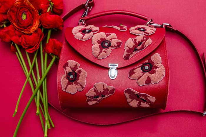 ÇANTALAR AÇIK ARTIRMAYA ÇIKIYOR